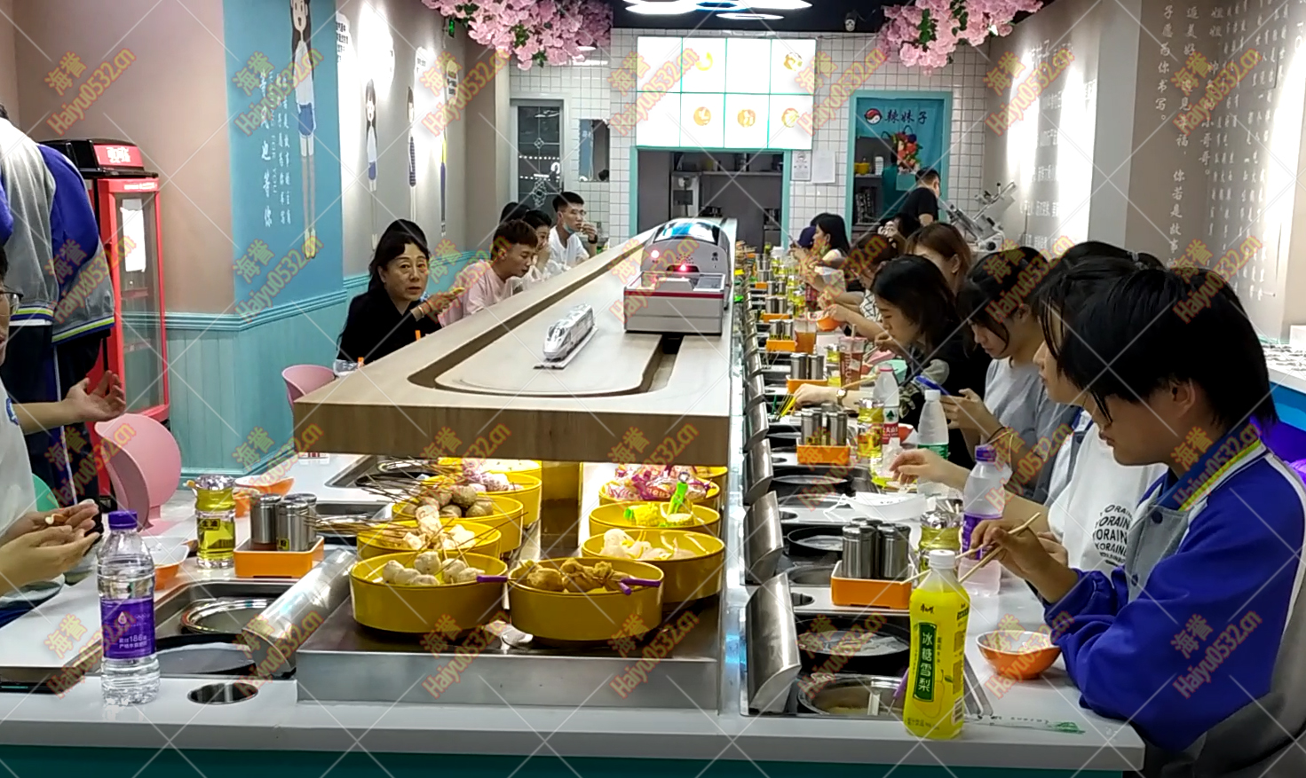 學(xué)校食堂開(kāi)了一家回轉(zhuǎn)小火鍋  學(xué)生：再也不點(diǎn)外賣(mài)了！